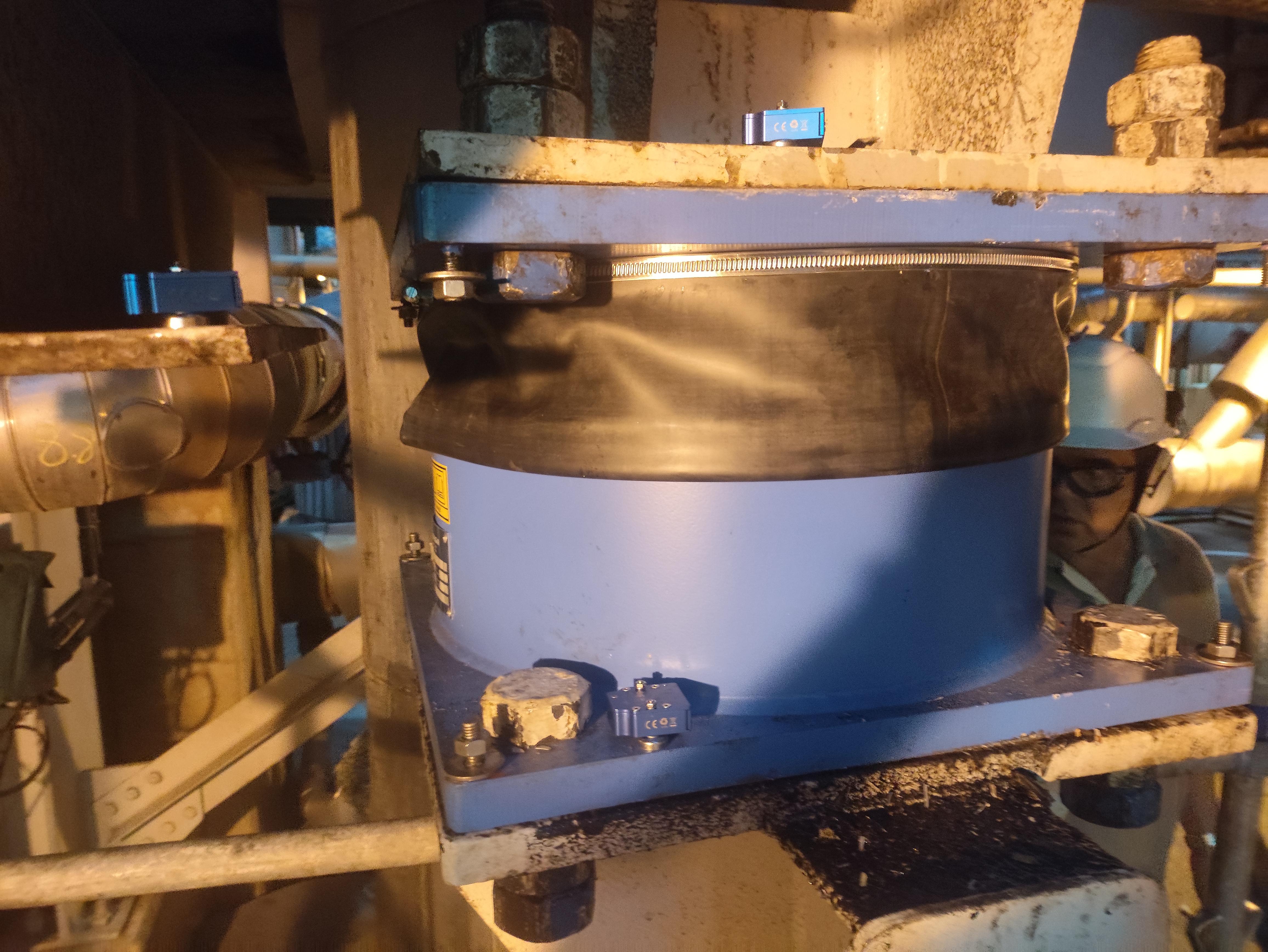Coxim elastomérico de grande porte com sensores de vibração instalados em equipamento industrial pesado
