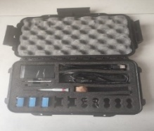 Kit RECOVIB aberto mostrando sensor triaxial, cabos, acessórios de fixação e manual de campo
